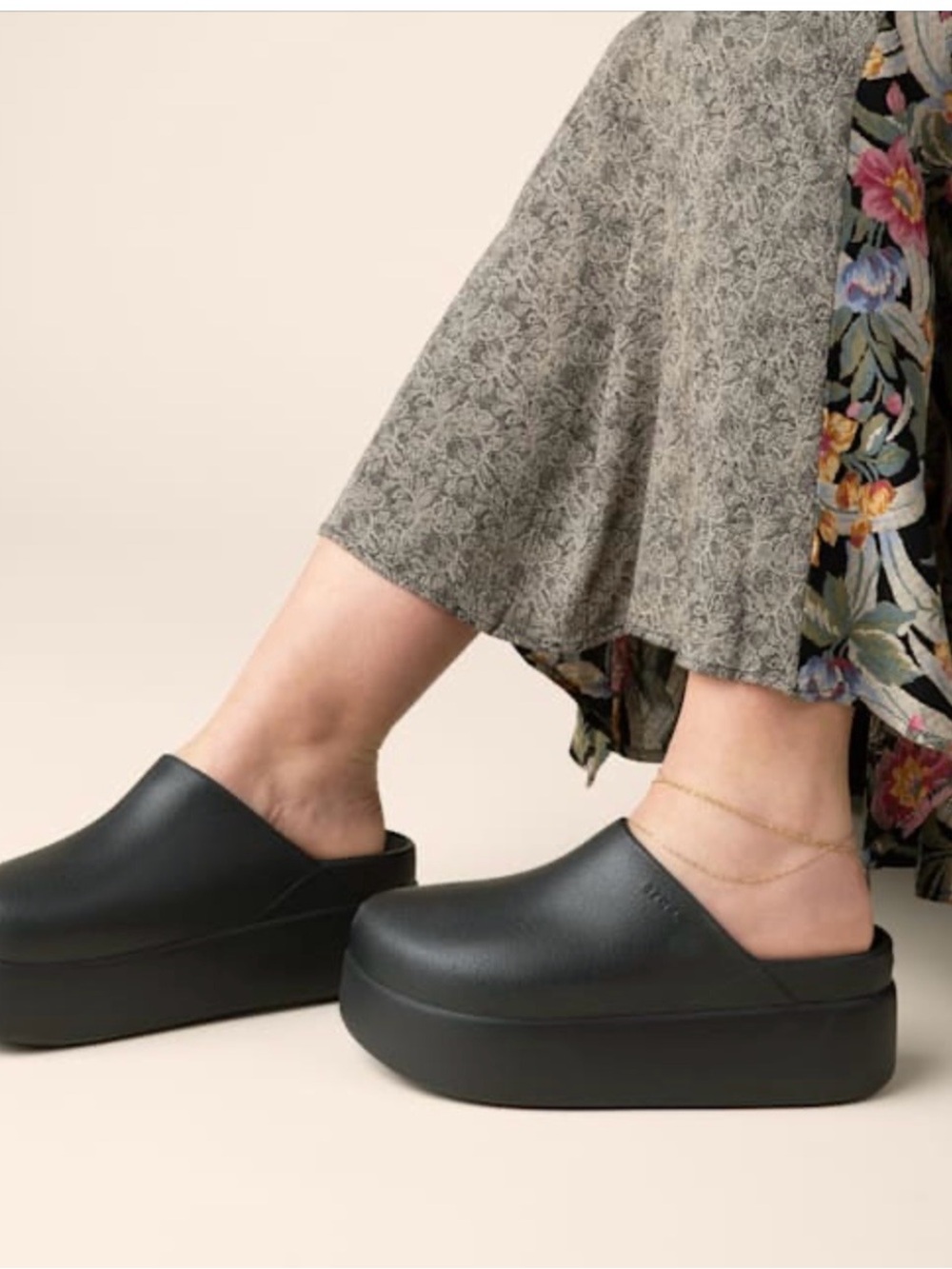 DYLAN PLATFORM CROCS SIZE 10W - Picture 5 of 8